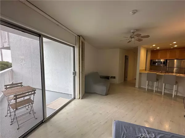 Redondo Beach, CA 90277,640 The Village #101