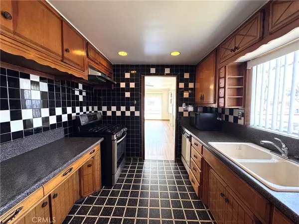 Los Angeles, CA 90044,1049 W 65th PL