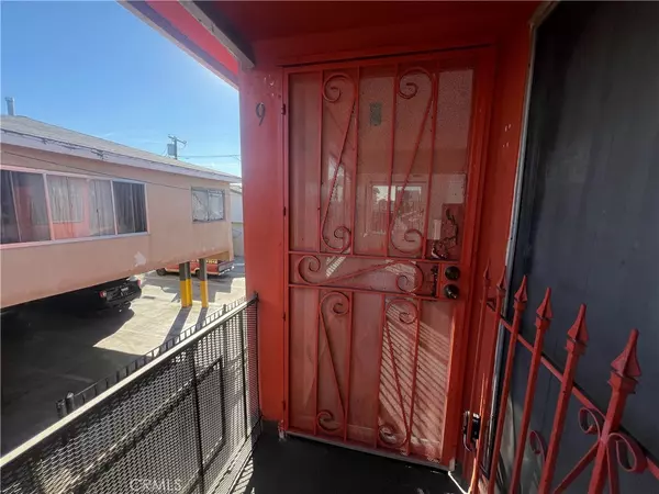 Los Angeles, CA 90044,620 W 82nd #9