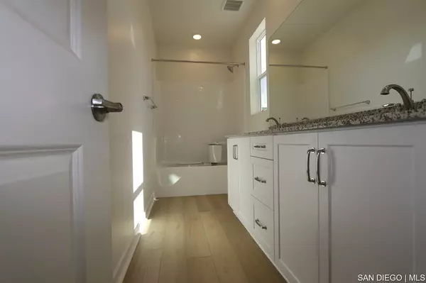 Fallbrook, CA 92028,592 Meadowood ST #405