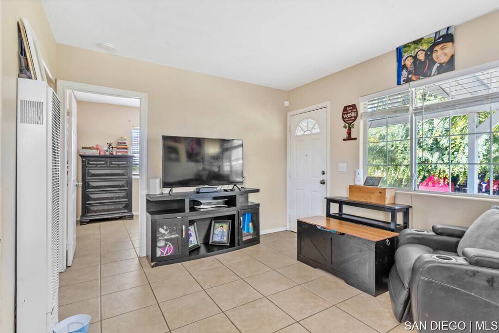 Vista, CA 92083,108 East DR