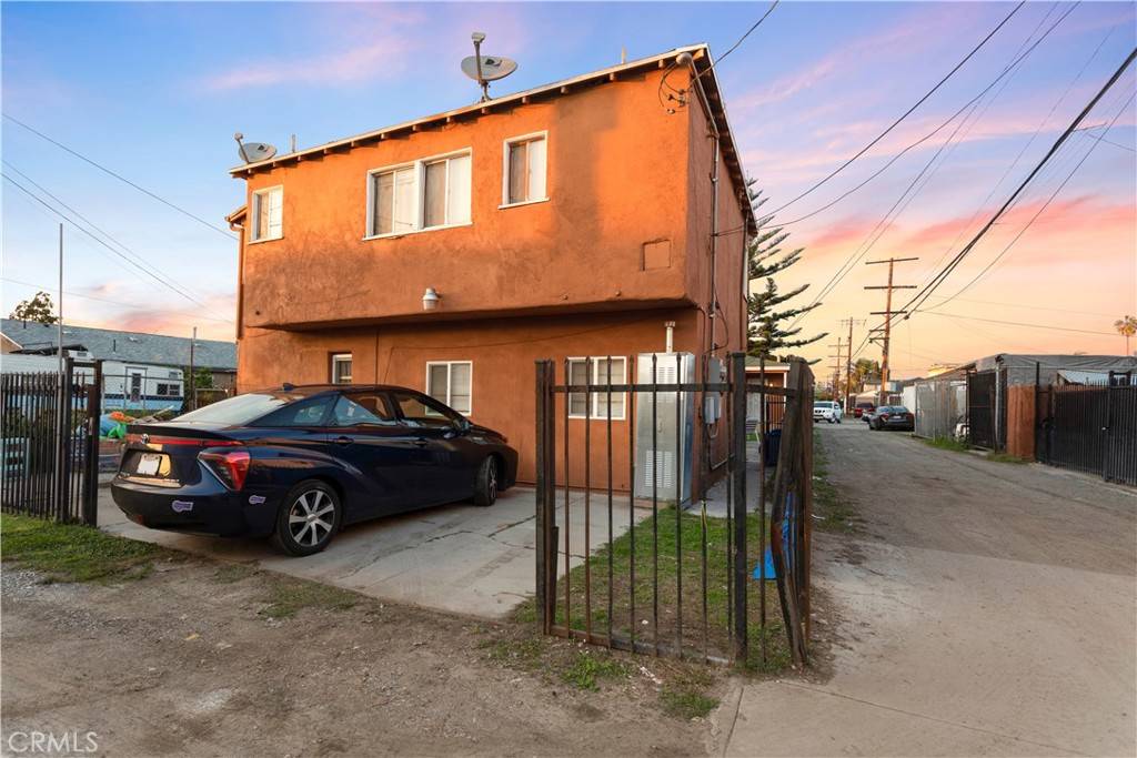 Los Angeles, CA 90044,814 W 75th