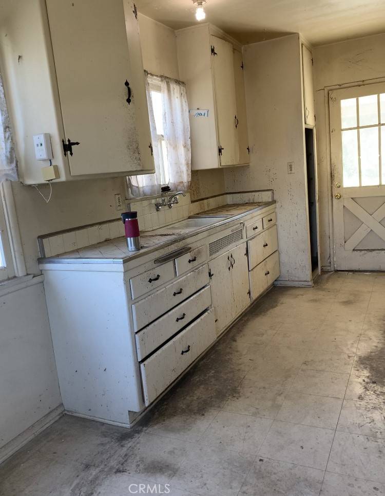 Van Nuys, CA 91406,7422 White Oak AVE