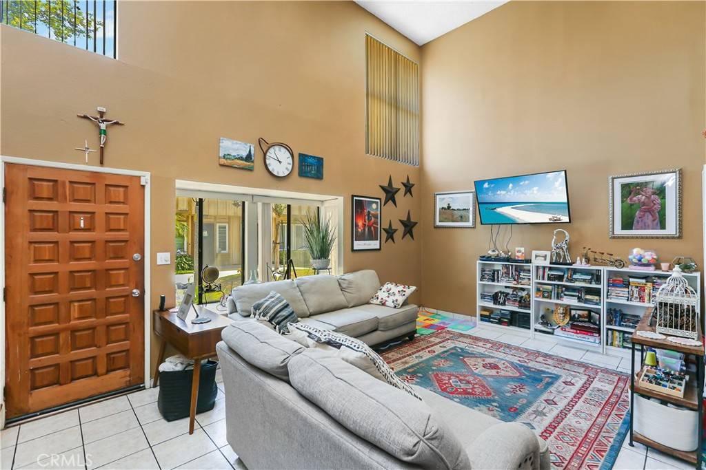 South Gate, CA 90280,10026 Karmont AVE