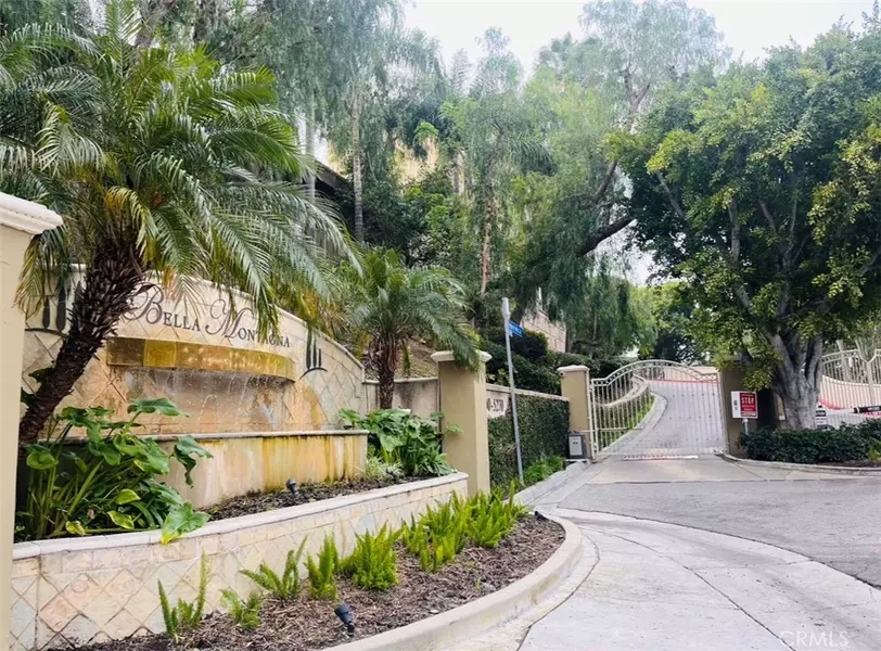 5240 Premiere Hills CIR #106, Woodland Hills, CA 91364