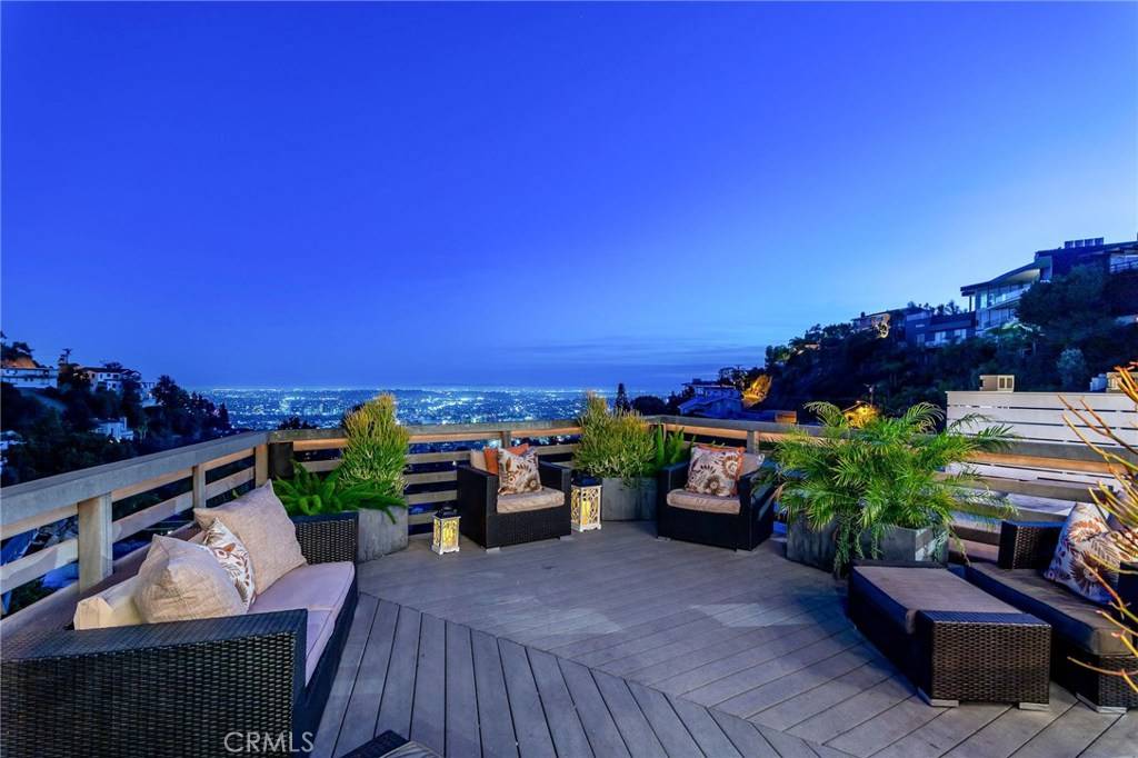 Los Angeles, CA 90069,8827 Evanview DR