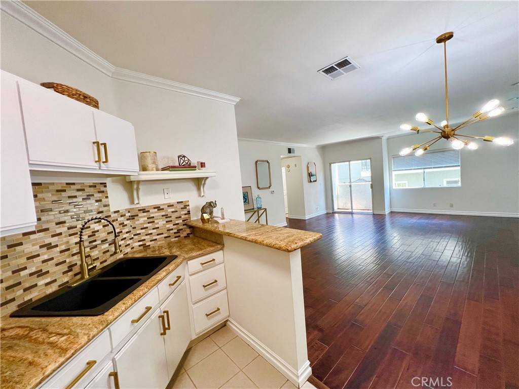 Los Angeles, CA 90049,11822 Goshen AVE #101