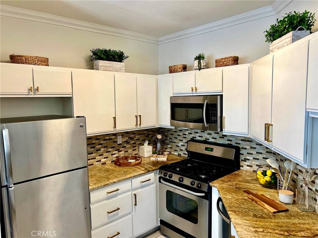 Los Angeles, CA 90049,11822 Goshen AVE #101
