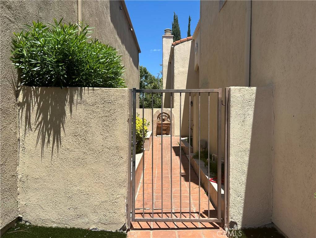 Calabasas, CA 91302,23043 Park Este