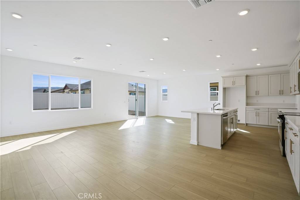 Lancaster, CA 93536,5609 W AVE