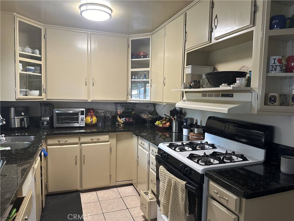 Reseda, CA 91335,7326 Lindley AVE