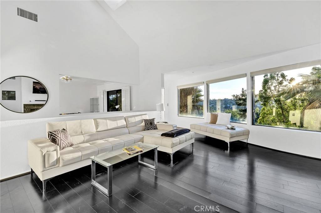 Woodland Hills, CA 91364,4939 Medina DR