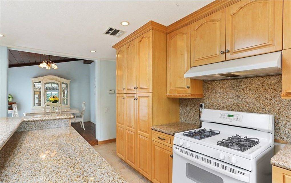 West Hills, CA 91307,23733 Vanowen ST