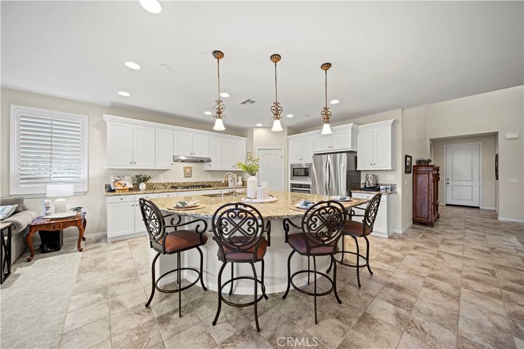 Saugus, CA 91350,28243 Houston CT