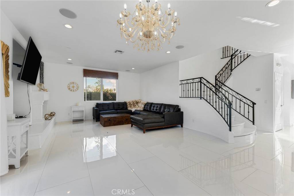 6997 Sale AVE, West Hills, CA 91307