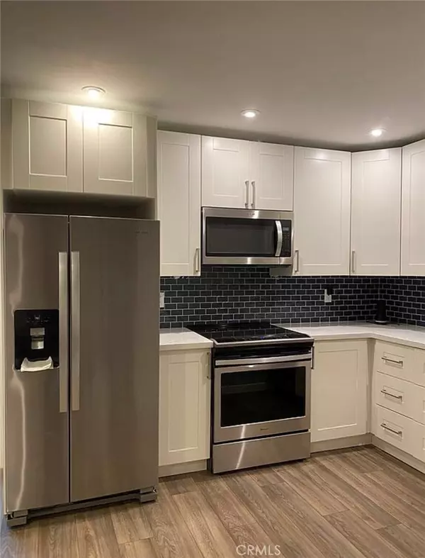 Valencia, CA 91355,23515 Lyons AVE #S15