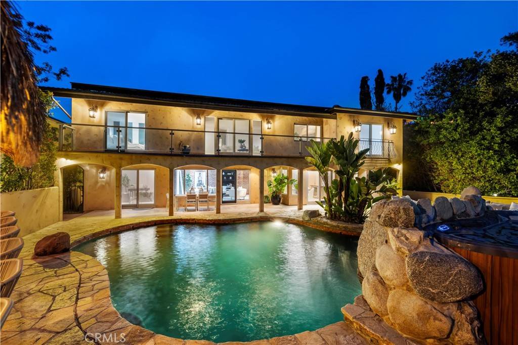 8000 Oceanus DR, Los Angeles, CA 90046