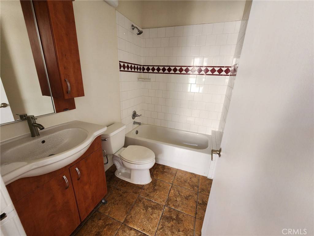 Los Angeles, CA 90014,215 W 7th ST #1004