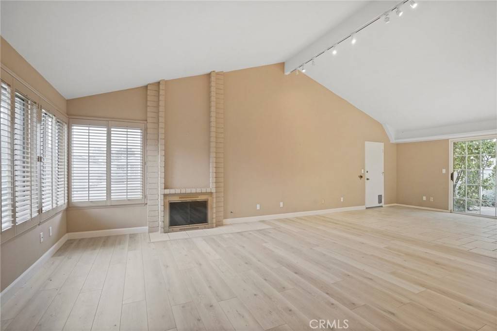 Valencia, CA 91355,25821 Parada DR
