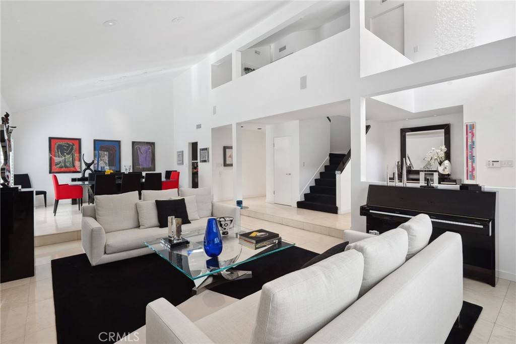 Los Angeles, CA 90077,2975 Tiffany CIR