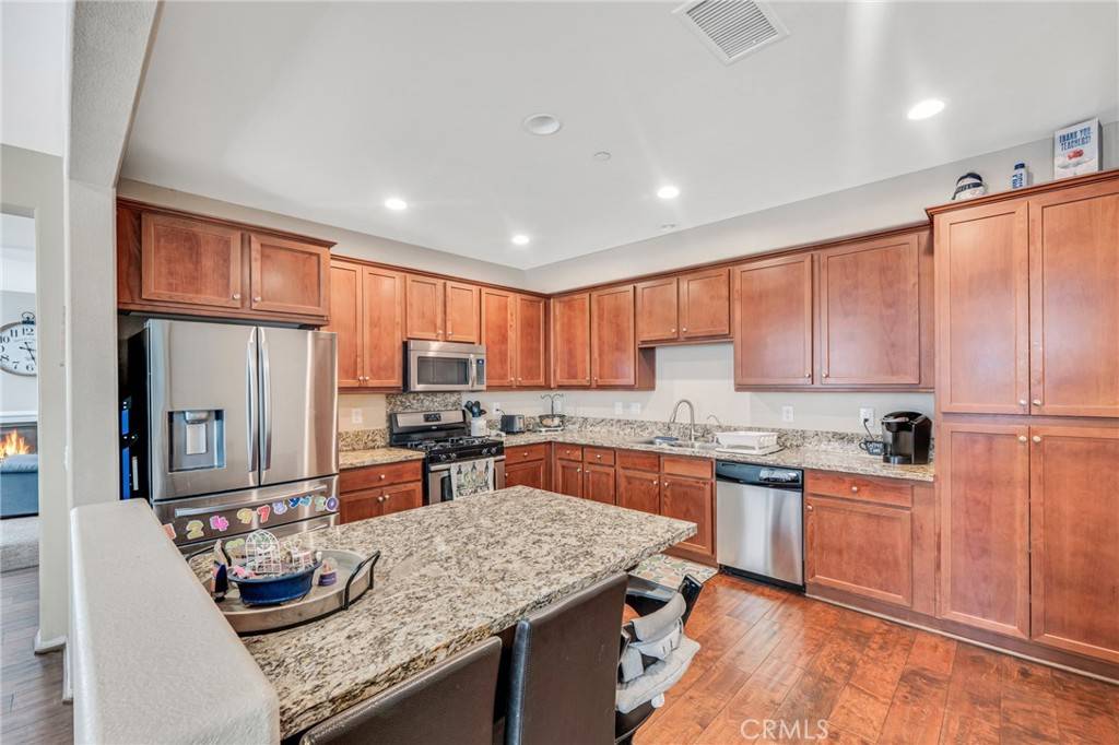 Canyon Country, CA 91351,27912 Avalon DR