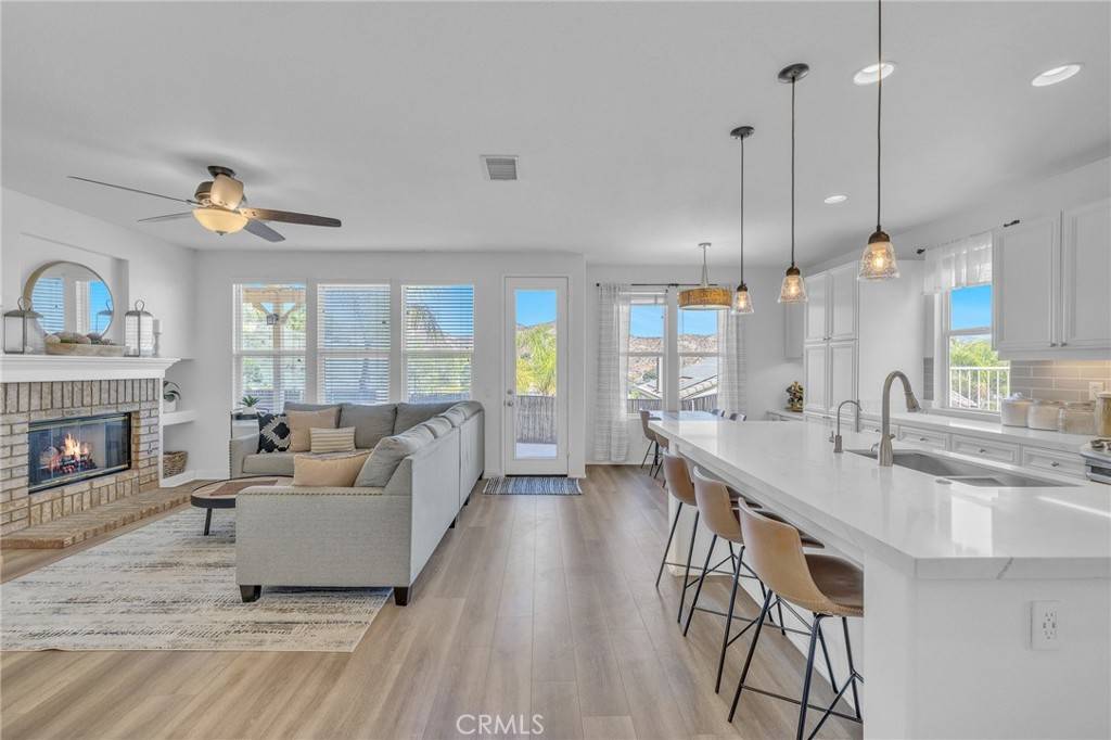 Castaic, CA 91384,30321 June Rose CT