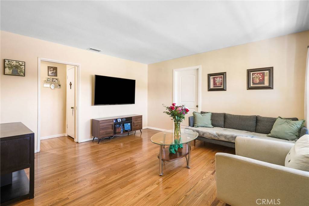 Canoga Park, CA 91303,22139 Bassett ST