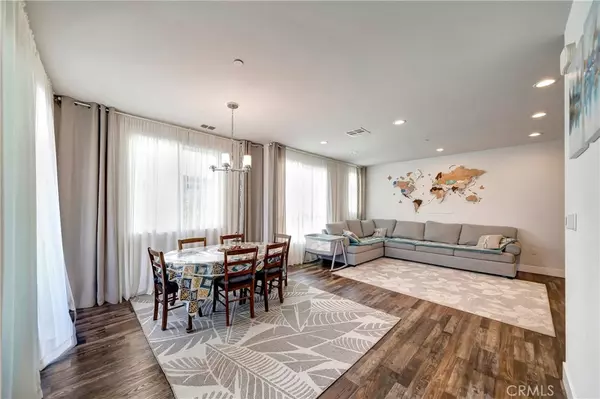 Downey, CA 90240,8427 Tweedy LN