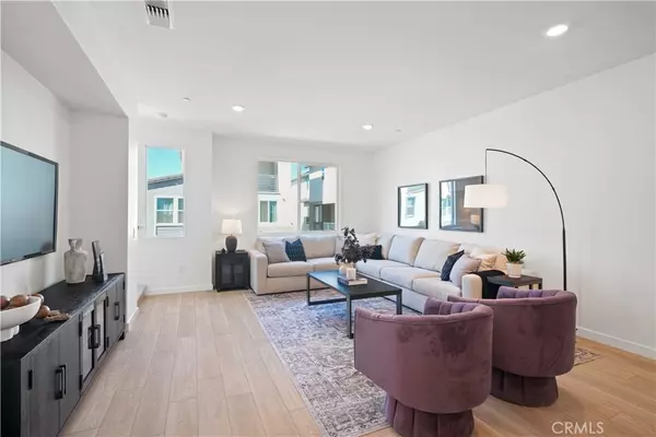 Valencia, CA 91381,27319 Bear Creek LN