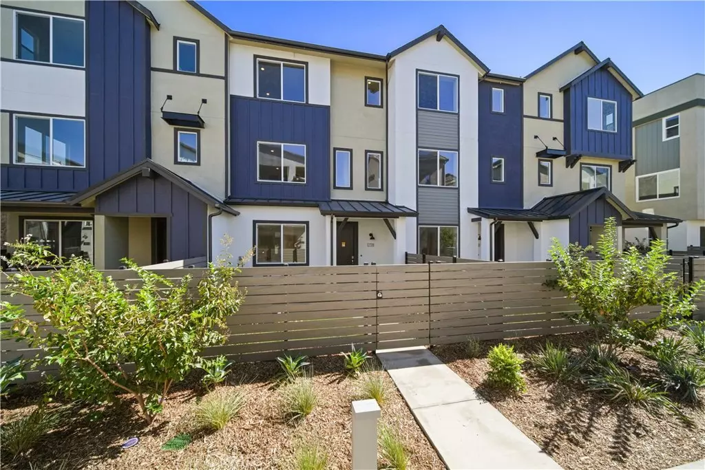 Valencia, CA 91381,27319 Bear Creek LN