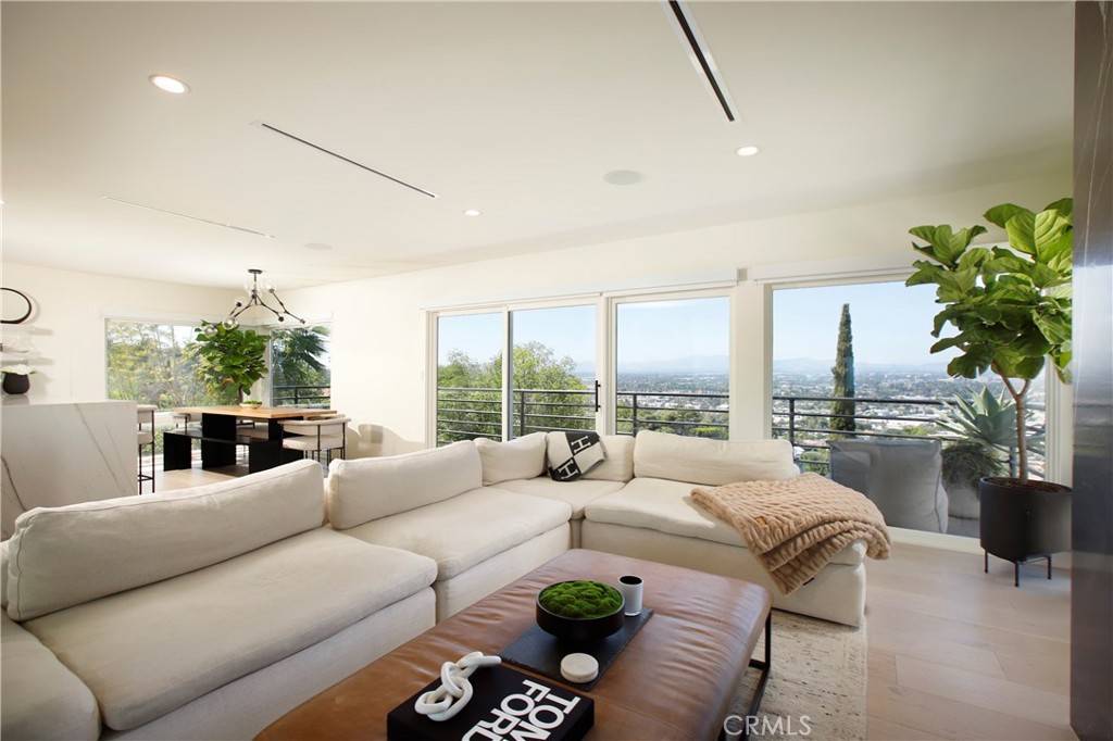 Sherman Oaks, CA 91423,3863 Sherwood PL