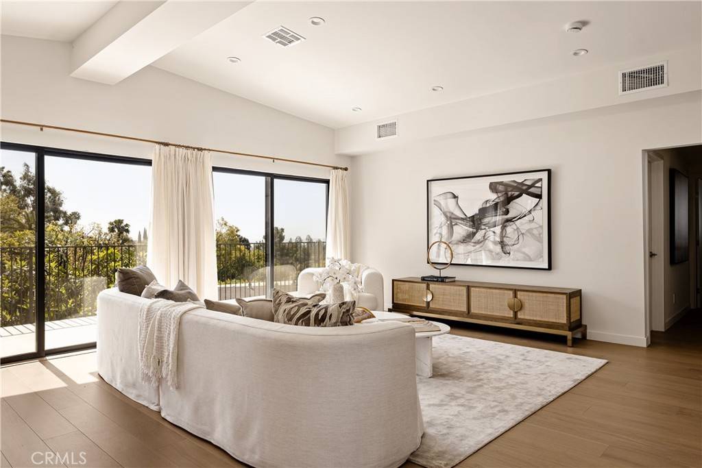 Los Angeles, CA 90068,6334 Bryn Mawr DR