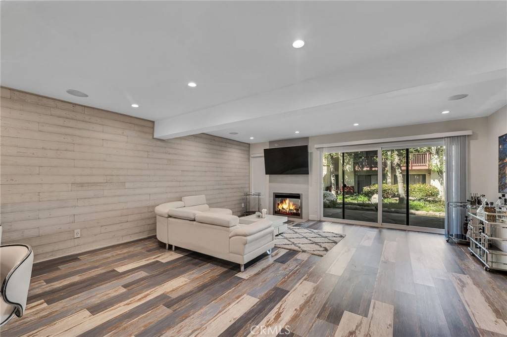 21551 Burbank # 114 BLVD, Woodland Hills, CA 91367