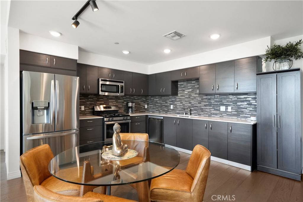 Valley Village, CA 91607,5818 Whitsett AVE #PH4
