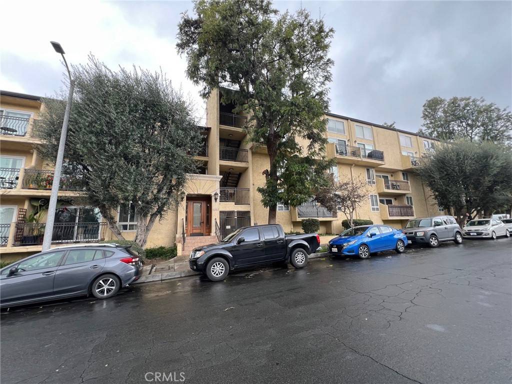 Valley Village, CA 91607,5257 Radford AVE #107
