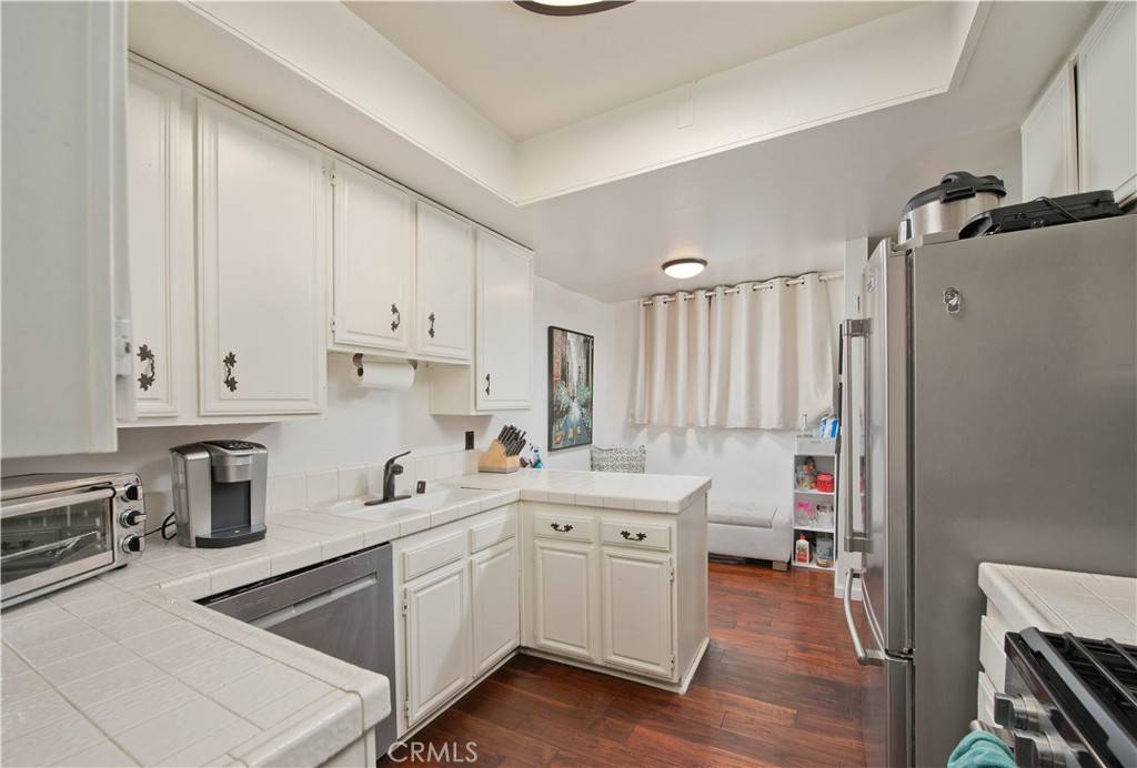 Los Angeles, CA 90068,3480 Barham BLVD #211