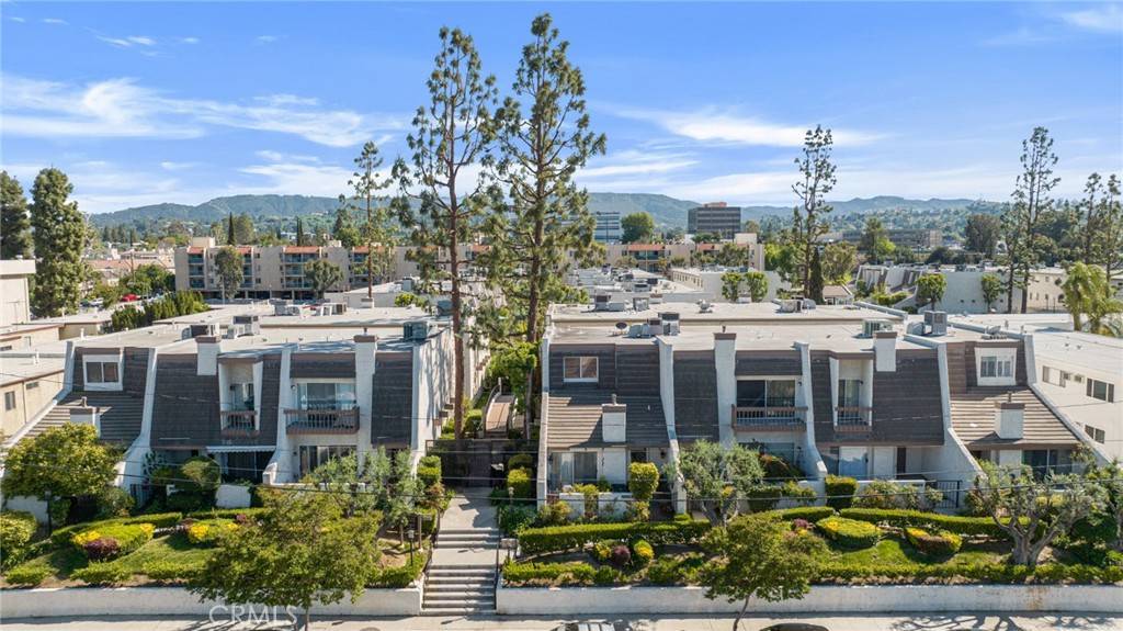18326 Collins ST #B, Tarzana, CA 91356