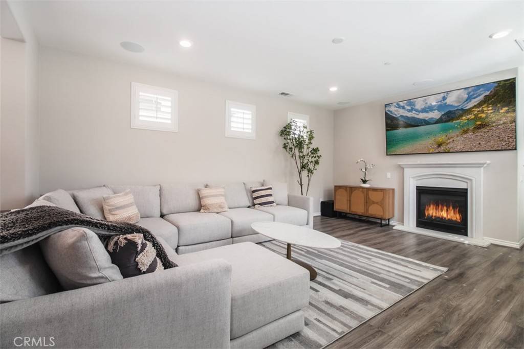 Valencia, CA 91354,29048 N West Hills DR