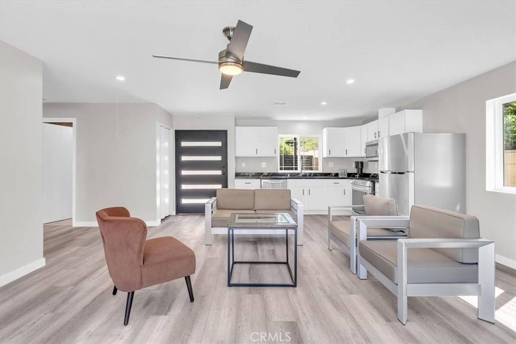 22237 Tiara St, Woodland Hills, CA 91367