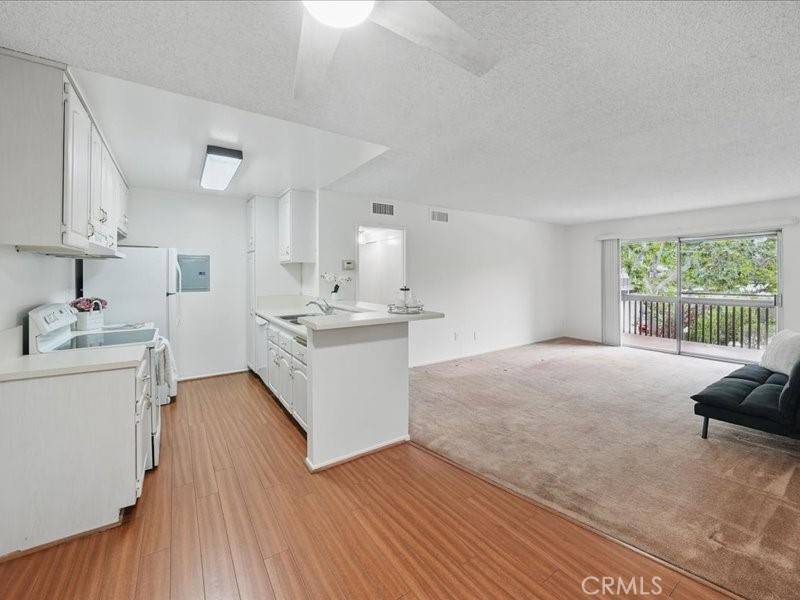 Valencia, CA 91355,23515 Lyons AVE #286