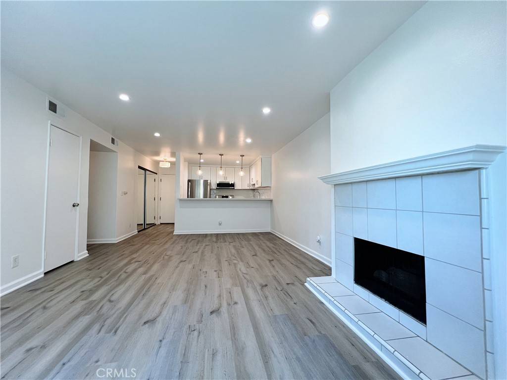 Los Angeles, CA 90068,1940 N Highland AVE #25