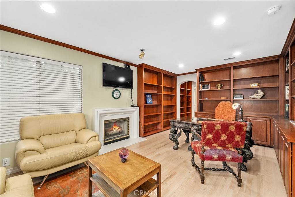 Toluca Lake, CA 91602,4406 Moorpark WAY