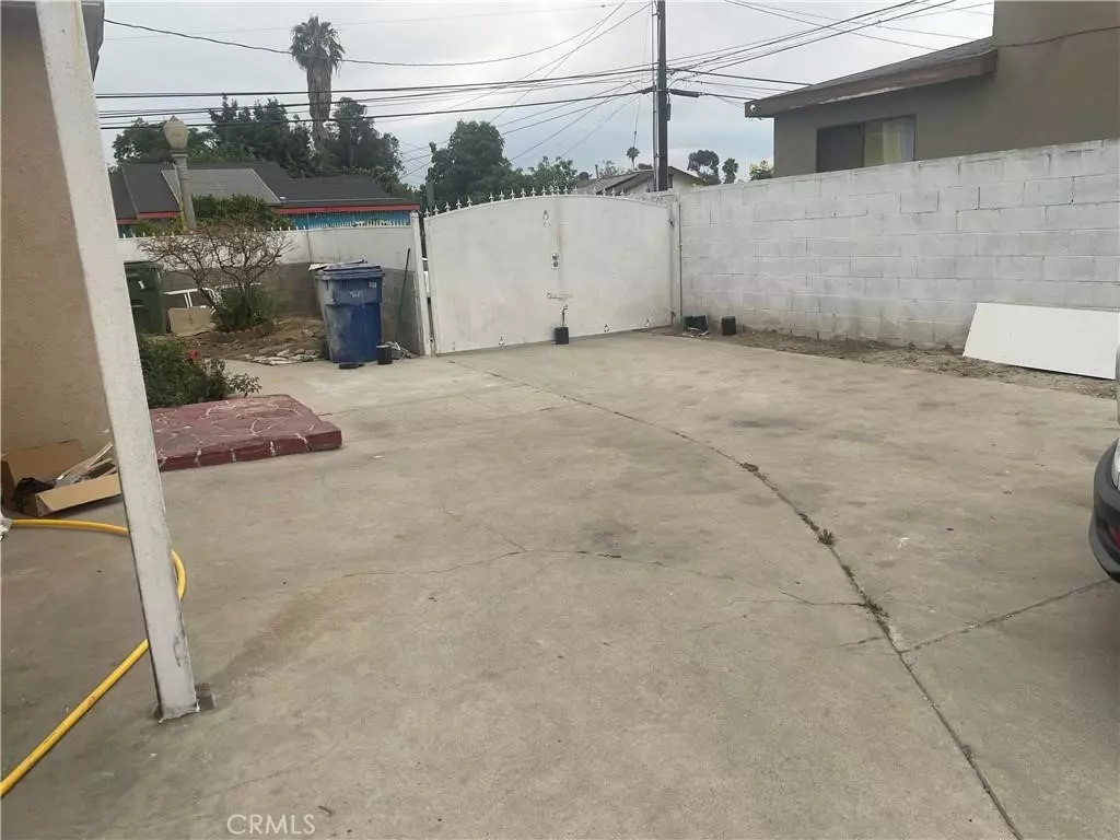 Los Angeles, CA 90059,674 E 115th St #B