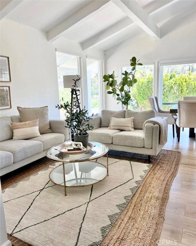 Woodland Hills, CA 91364,21700 Mulholland DR