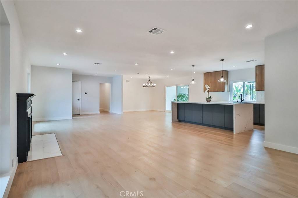 Thousand Oaks, CA 91360,8 W Janss RD