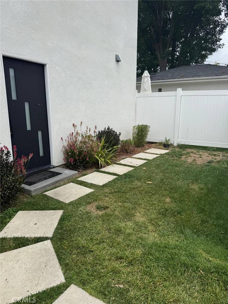 7745 Wish AVE, Lake Balboa, CA 91406