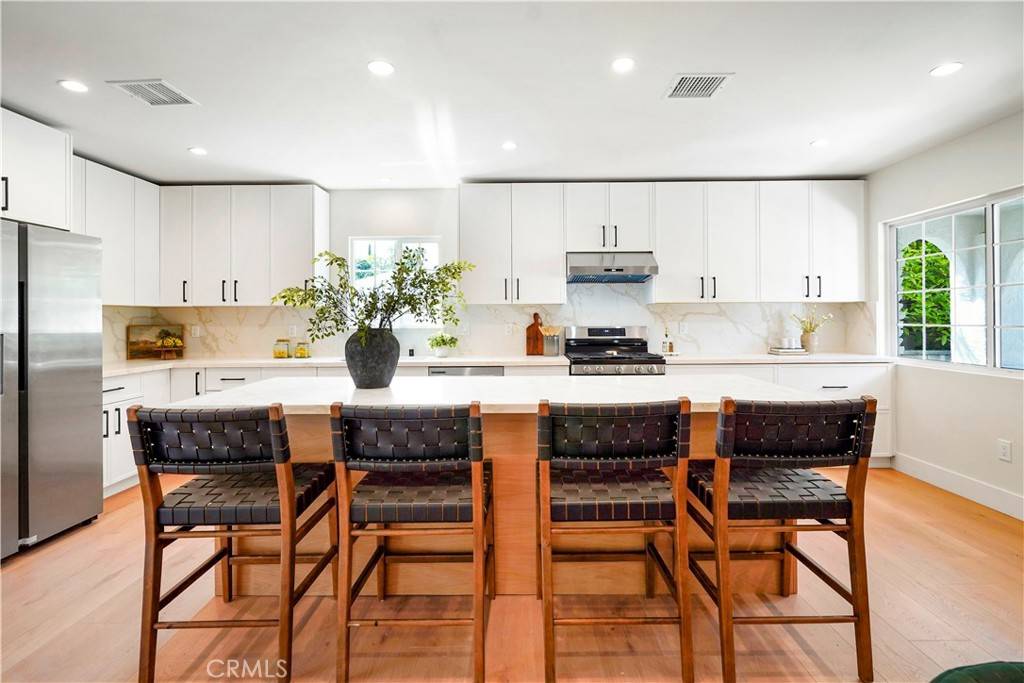 18324 Sylvan ST, Tarzana, CA 91335