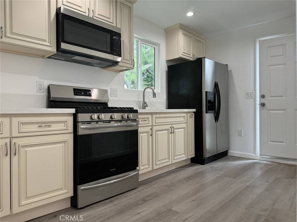Reseda, CA 91335,7319 White Oak AVE