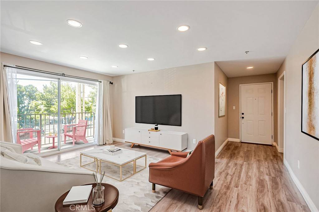 Tujunga, CA 91402,10290 Tujunga Canyon Blvd #102