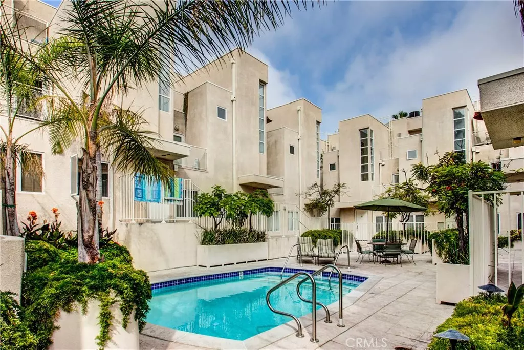 Los Angeles, CA 90068,3944 Kentucky DR #9